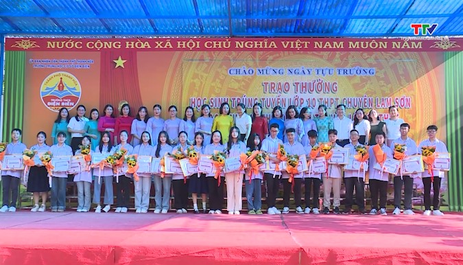  Trường THCS Điện Biên tựu trường và trao thưởng cho học sinh trúng tuyển lớp 10 THPT chuyên Lam Sơn và học sinh đạt thủ khoa kì thi vào lớp 10 THPT năm học 2024-2025