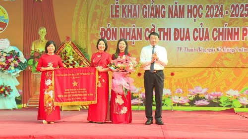  CHỦ TỊCH UBND THÀNH PHỐ THANH HOÁ DỰ VÀ ĐÁNH TRỐNG KHAI GIẢNG TẠI TRƯỜNG THCS ĐIỆN BIÊN